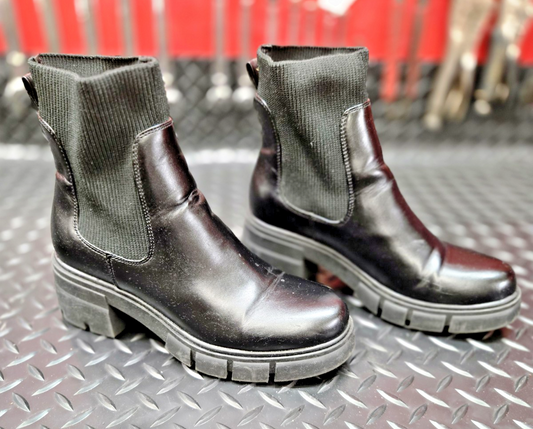 BOOTS WOMEN Black Leather 2" Toe Fashion Boots size 8 #0516