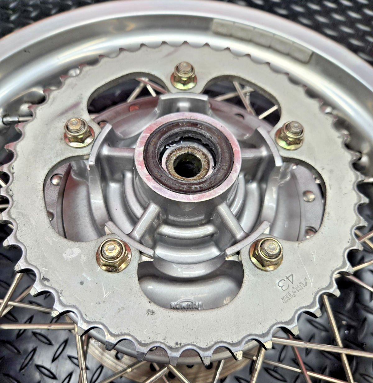 Triumph Thruxton 900 rear wheel rim straight complete rotor sprocket hub #0519