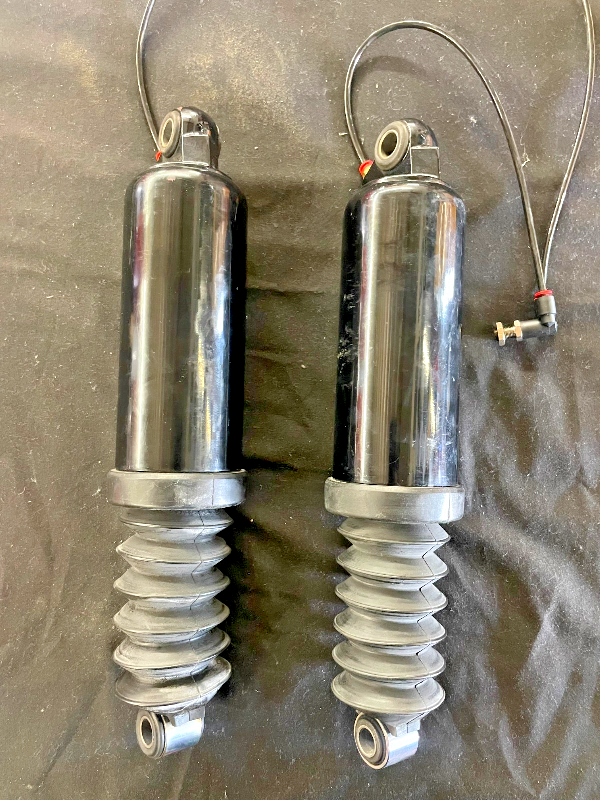 HARLEY DAVIDSON Rear Air Shocks 54565-97C Showa #0403