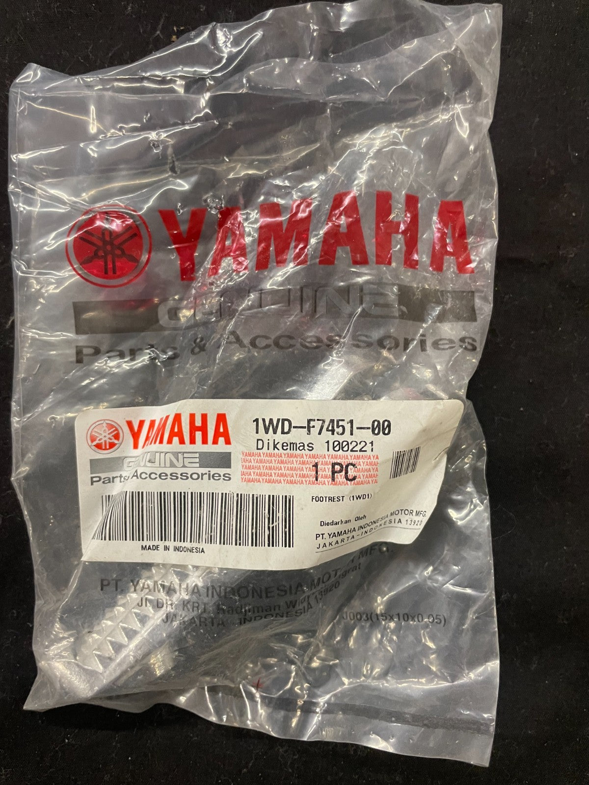 Yamaha footrest OEM foot peg 1Wd-F7451-00-00 NEW OPEN BOX  #0132