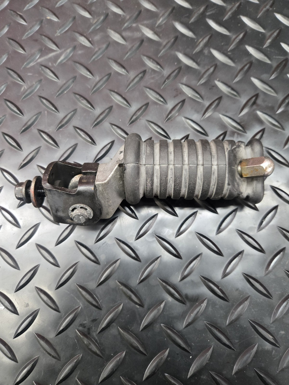 Triumph Bonneville T100 865 Left Foot Rest Peg #0946