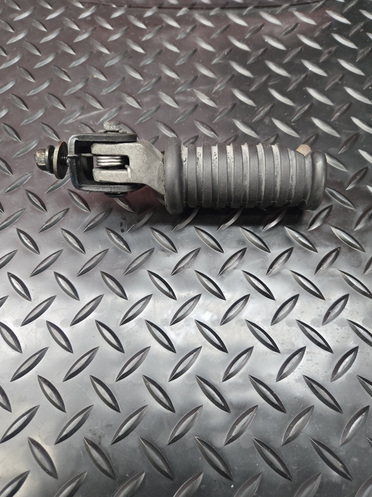 Triumph Bonneville T100 865 Left Foot Rest Peg #0946