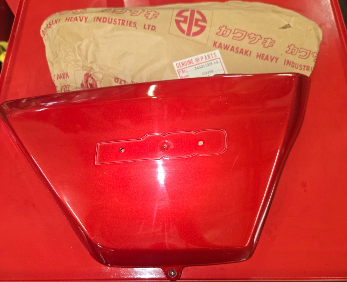 NOS Kawasaki KZ400 SIDE COVER 36001-1019-A5  #0367