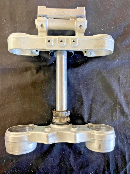 2002 KTM 400 EXC OEM FRONT FORKS TRIPLE TREE STEM CLAMP 59001034020 SCOTTS #0233