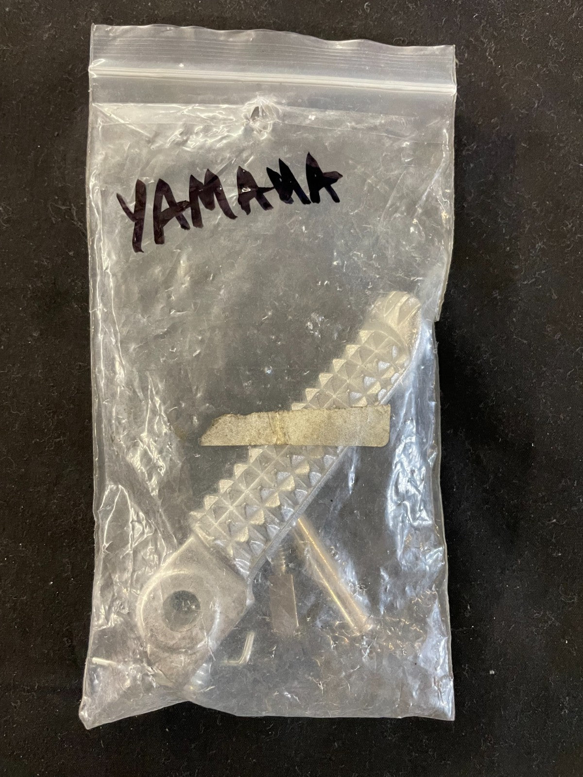 LEFT Front Foot Peg For Yamaha YZF R1 98-25 YZF R6 99-20 YZF R6S 03-09  #0309