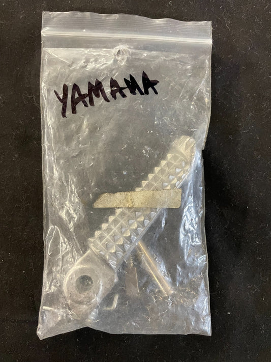 LEFT Front Foot Peg For Yamaha YZF R1 98-25 YZF R6 99-20 YZF R6S 03-09  #0309