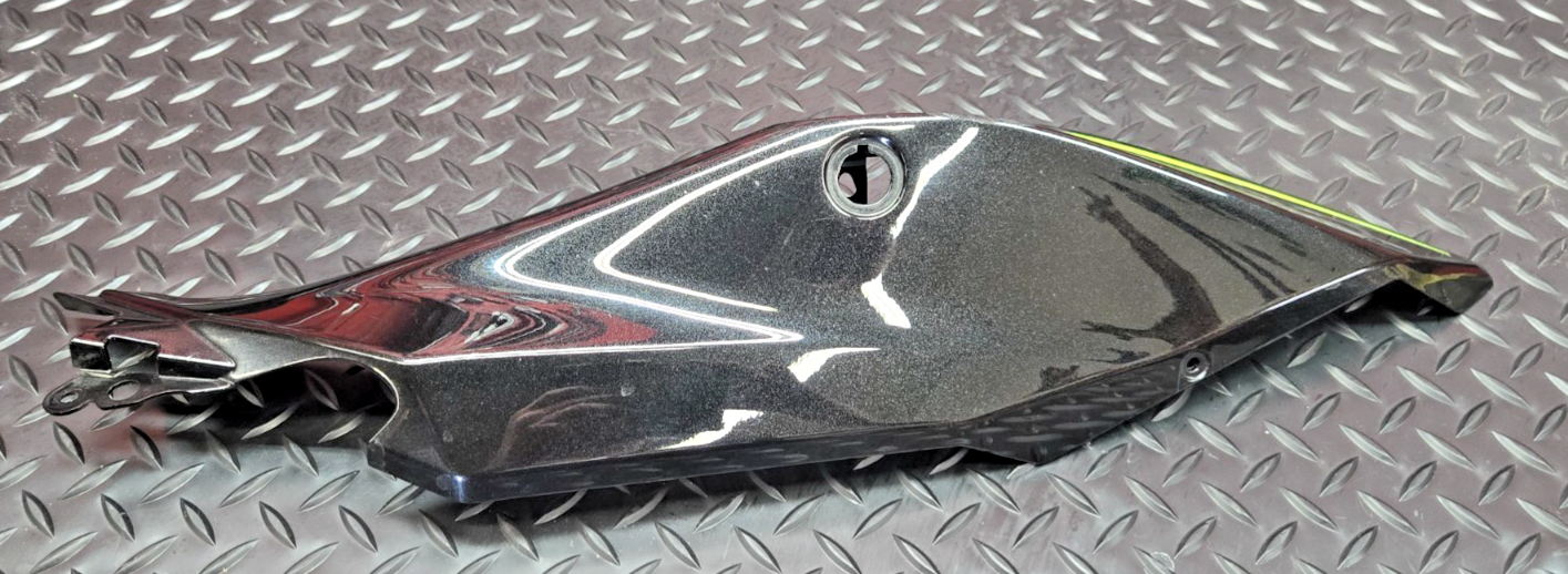 KAWASAKI Z400 OEM LEFT Side Rear Tail Fairing Cover 36041-0037-660  #0440