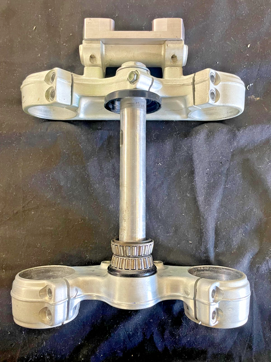2002 KTM 400 EXC OEM FRONT FORKS TRIPLE TREE STEM CLAMP 59001034020 SCOTTS #0233