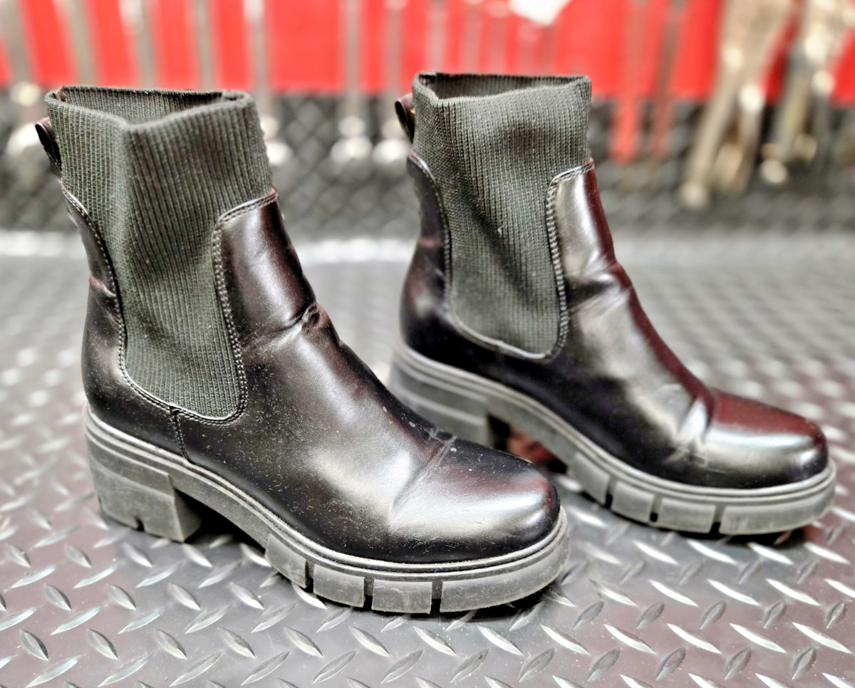 BOOTS WOMEN  Black Leather 2" Toe Fashion Boots size 8  #0516